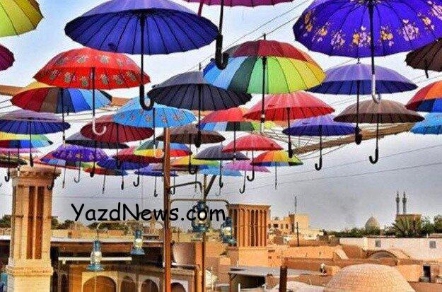 بسته شدن چترهای یک کافه در بافت تاریخی یزد