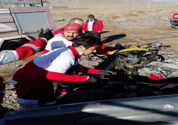 راننده تریلر واژگون شده در اردکان در یک عملیات نفس گیر نجات یافت